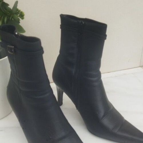 Leather women's ankle boots like new, black, low heel