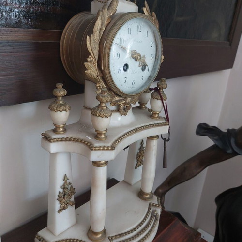 French Table Clock Pendule de Cheminee Portico Louis XVI Style Carrara Marble and Gilded Bronze like new