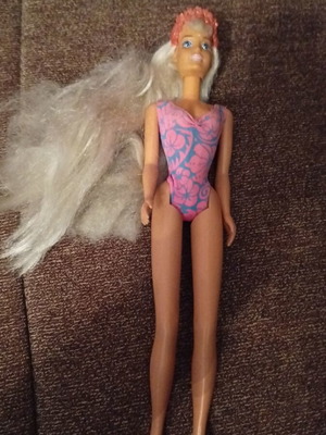 Sindy doll with swimsuit like new