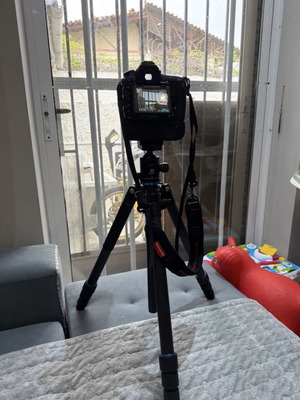 Nikon D850 Nano Crystal Coat with MB-D18 battery, 24-70mm VR lens and Benro tripod like new
