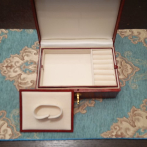 Vintage jewelry box like new with key