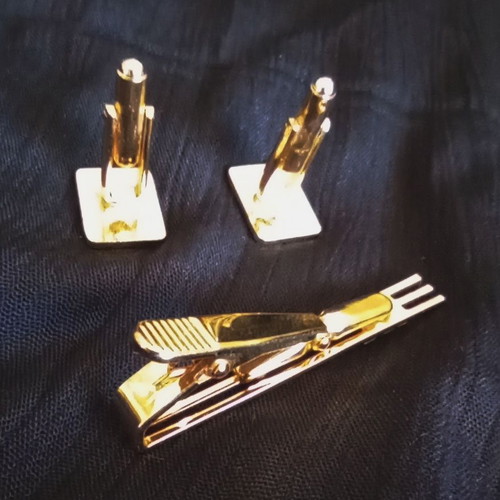 Vintage gold tie clip and cufflinks set with geometric design, like new
