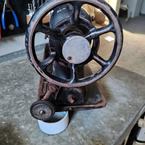 Singer sewing machine, non-functional, 1951