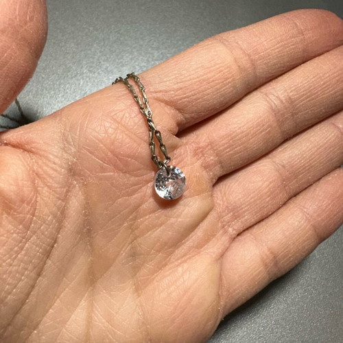Necklace with diamond-like stone like new, silver