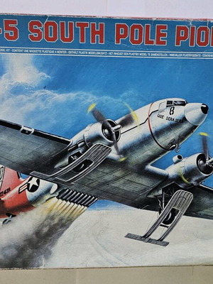 Douglas R4D-5 South Pole Pioneer model 1/72 like new