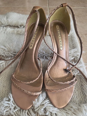Século XXX Metallic Bronze Snake Print Strappy Ankle Tie Heels used