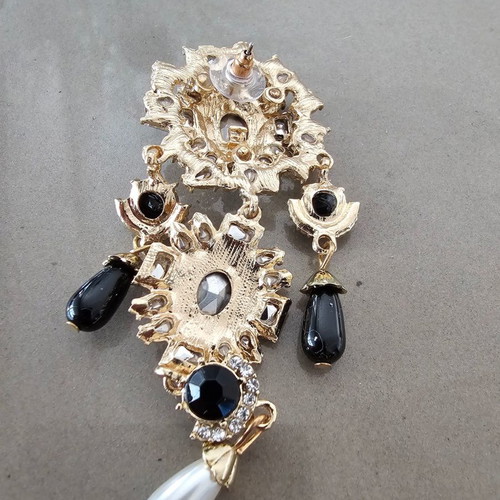 Dangling earrings used with stones