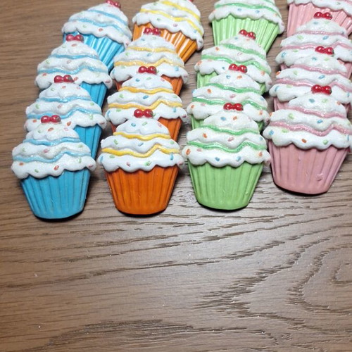 Cupcake magnets new, set of 16 in 4 colors