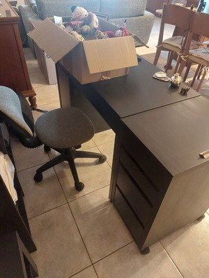 Έπιπλα γραφείου IKEA σαν καινούργια, γραφείο, βιβλιοθήκες και τραπεζάκι τηλεόρασης
