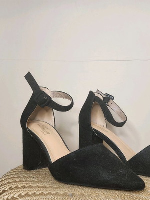 Black shoes like new, size 37, narrow fit