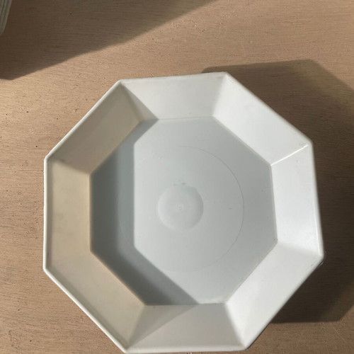 Plastic polygonal white plant pot saucers 18.5cm pack of 20