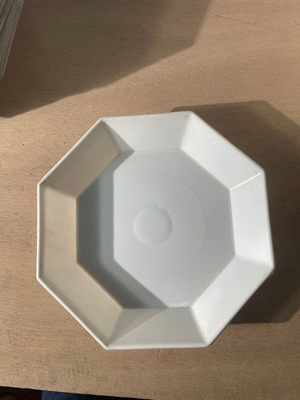 Plastic polygonal white plant pot saucers 18.5cm pack of 20