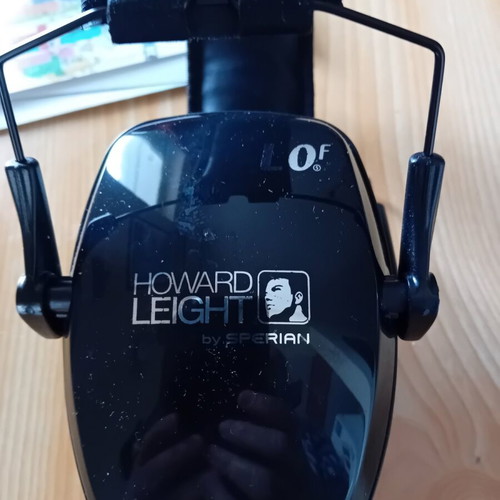 Noise-cancelling headphones like new, 2 pairs