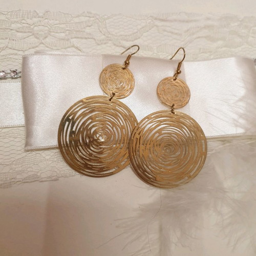 Earrings gold tone very light, large and beautiful