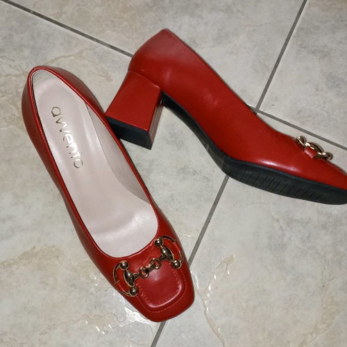 Avento red pumps new with low square heel size 38