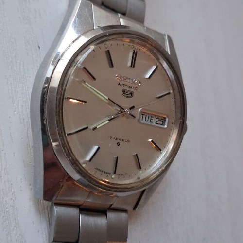 Seiko automatic wristwatch with original domed crystal, grey silver