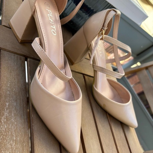 Beige faux leather pumps like new, size 39