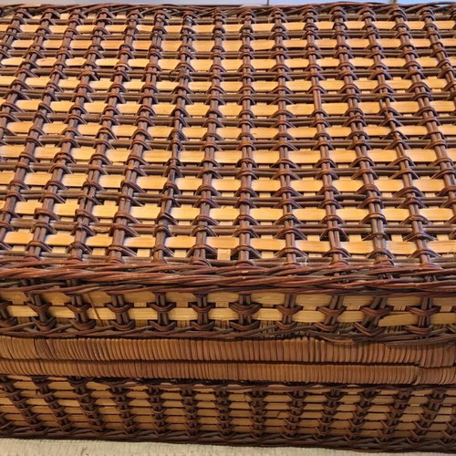 Wicker picnic basket like new with equipment and 4 plates