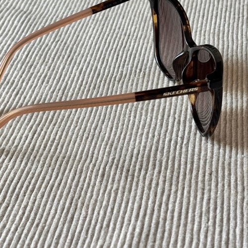 Skechers sunglasses like new with case and cleaning cloth, brown and pink