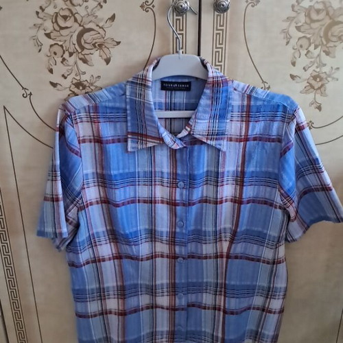 Women's short-sleeve shirt used, sizes M and L, blue and red