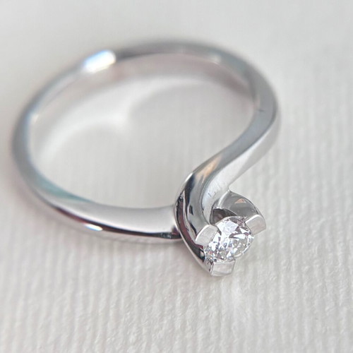 Solitaire ring white gold k18 with diamond like new