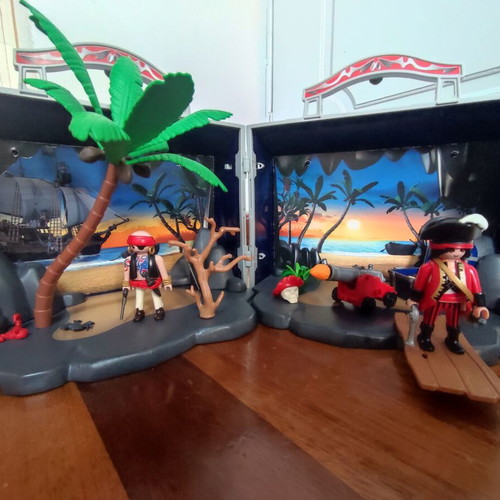 Playmobil pirate island suitcase like new