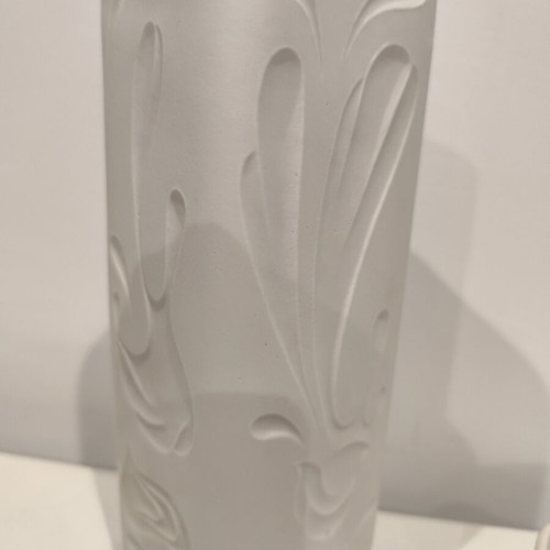 White ceramic vase with two square ashtrays, embossed design