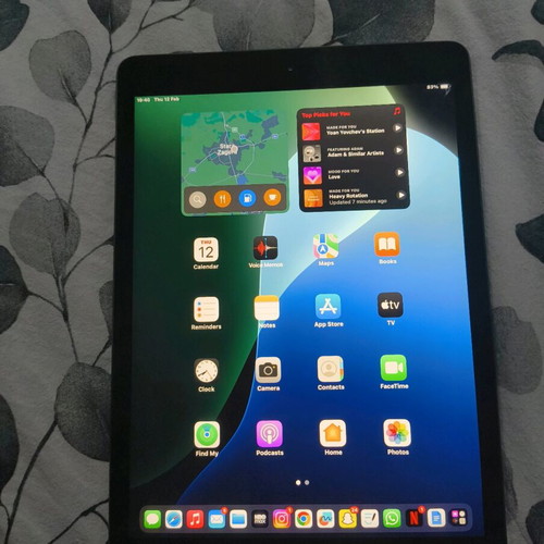 Apple iPad 7th Gen 32GB Wi-Fi with case and stylus