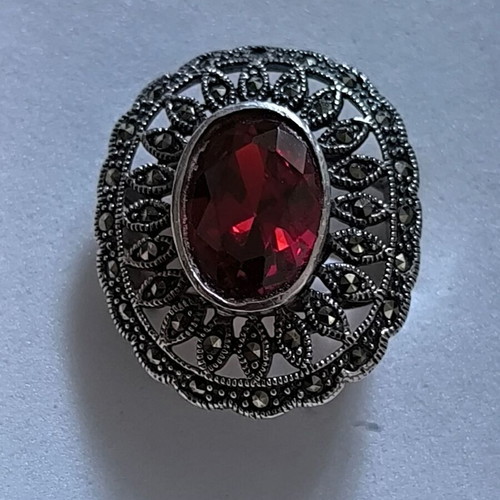 Silver 925 ring like new with vintage style and red stone