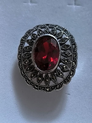 Silver 925 ring like new with vintage style and red stone