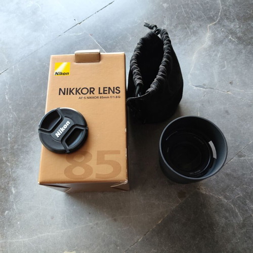 Nikon AF-S NIKKOR 85mm f/1.8G lens like new