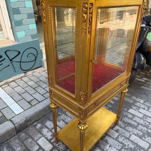 Display cabinet with gold leaf like new, with one shelf