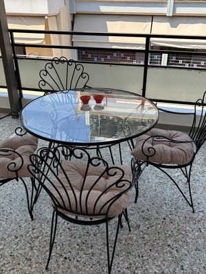Fer Forge Metal Patio Table and 4 Chairs like new, black