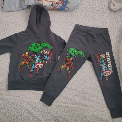 Marvel Avengers tracksuit set used, size 3-4 years