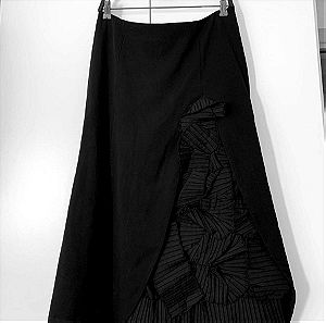 Ιταλική μαύρη φούστα με ιδιαίτερο κόψιμο στο πλάι, νο46, ύψος 85εκ. μέση 40εκ.