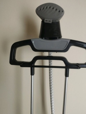Salav Clothes Steamer like new with adjustable height and hanger