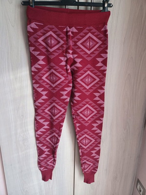 Knitted leggings like new with geometric shapes red and pink