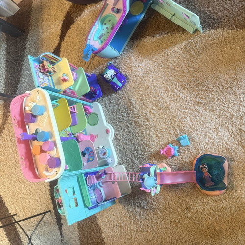 Gambia Dollhouse complete set like new with many toys