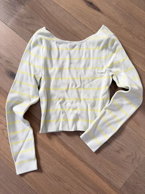 Zara crop top with smile back opening and long sleeves