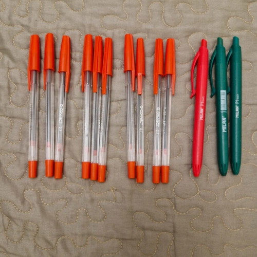 Set of 13 pens, 11 red and 2 green