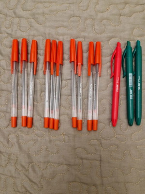 Set of 13 pens, 11 red and 2 green