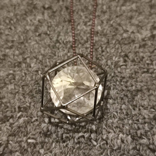 Necklace with thin chain and geometric crystal motif new