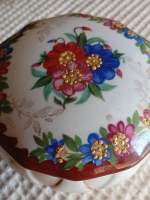 Porcelain vintage bonbonniere or jewelry box