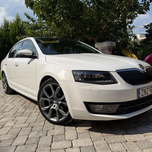 Skoda Octavia diesel DSG with panoramic roof, like new