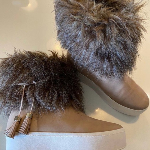 Carrano ankle boots with fur made of leather like new, beige