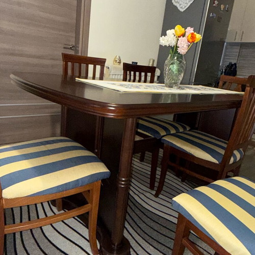 Wooden dining set like new with 6 chairs