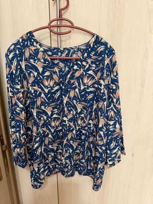 Blouse 3/4 sleeve covers XL like new