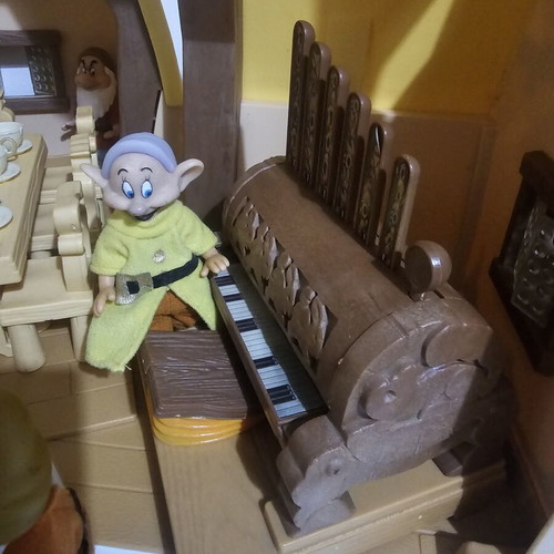 Vintage Snow White & The Seven Dwarfs Playset used, Disney 90s