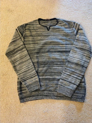 Combos pullover like new, black and gray, size M