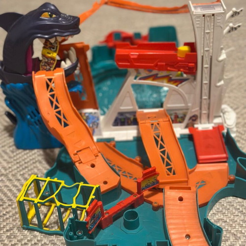 Mattel Hot Wheels Hw Shark Attack P3893 like new